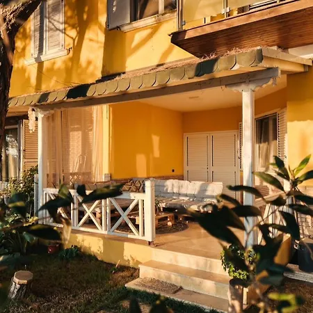 Villa Marlis' Golem (Tirana)
